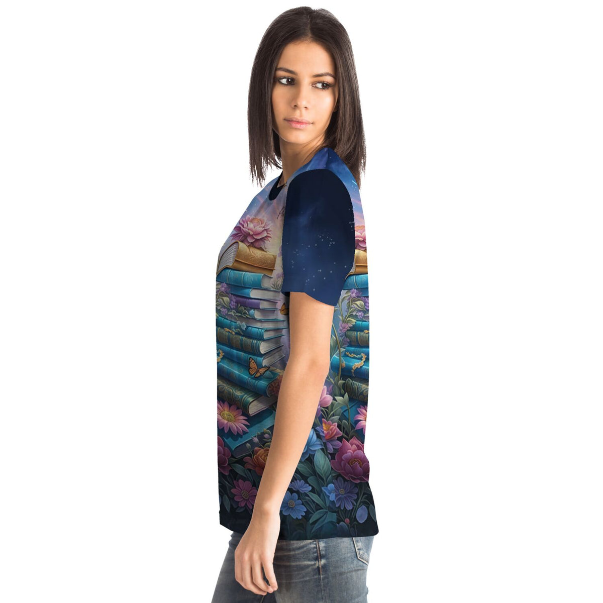 Frau trägt Dreamer T-Shirt mit Book Lovers Motiv, inspiriert von Designs wie Diamond Painting und Malen nach Zahlen