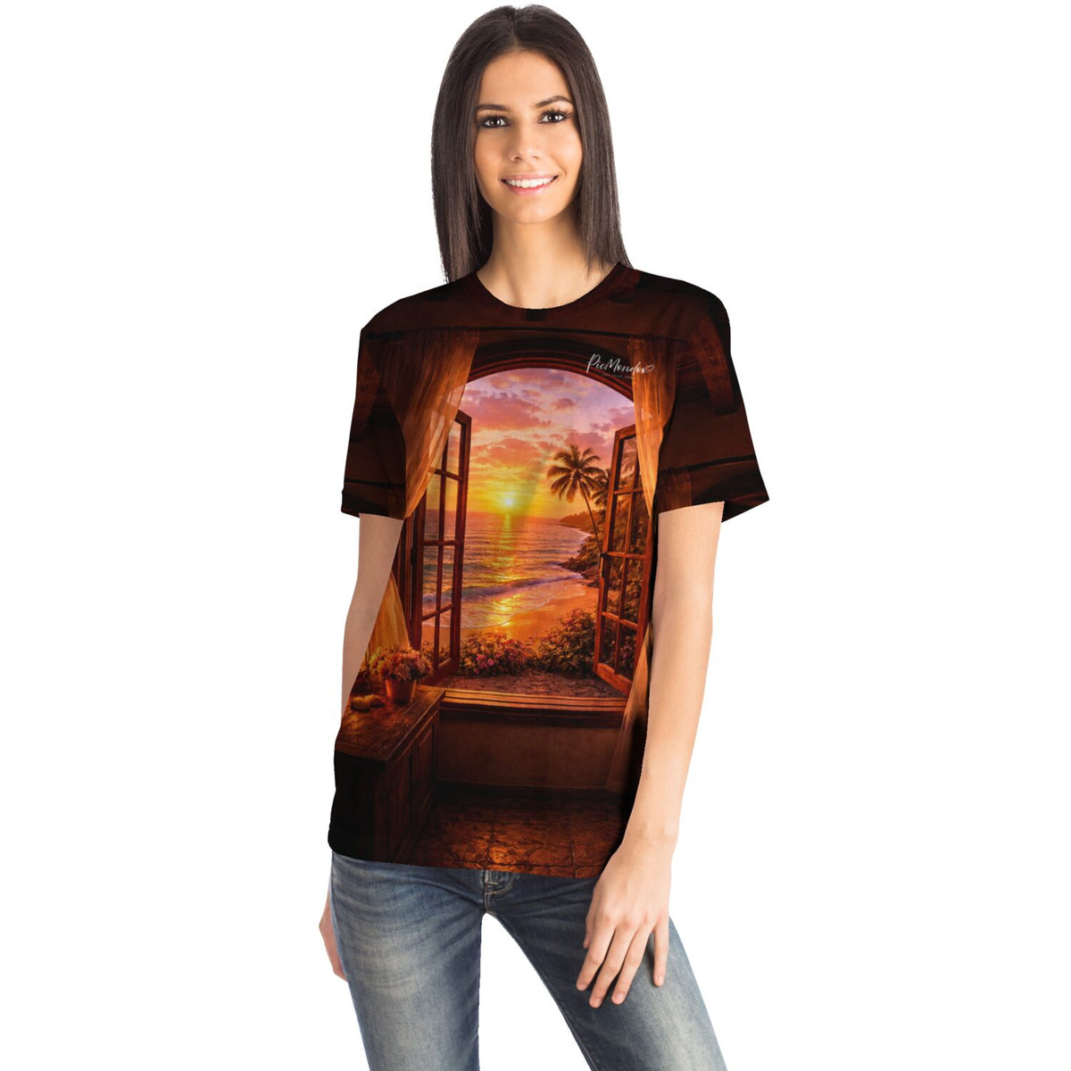 Frau trägt ein T-Shirt mit Diamond Painting Motiv: Sonnenuntergang am Meer durch ein offenes Fenster mit Palmen