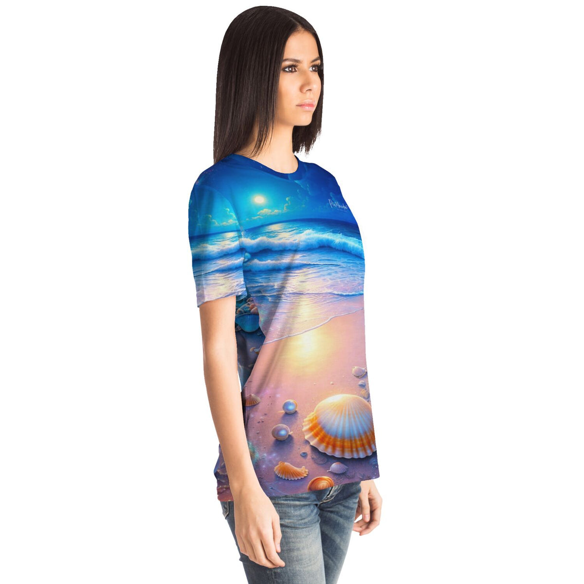 Frau trägt blaues T-Shirt mit Strand- und Meer-Motiv, inspiriert von Diamond Painting und Malen nach Zahlen Kunstwerken.