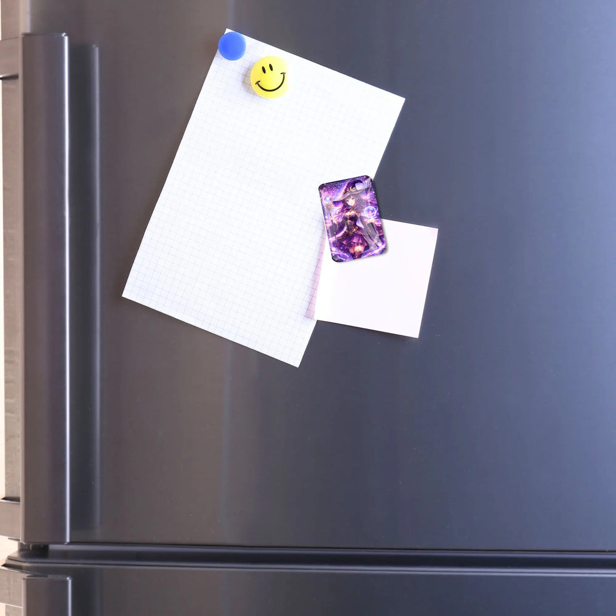 Magischer Celestara Coverminder für Diamond Painting mit lila Hexenmotiv an einem schwarzen Kühlschrank befestigt