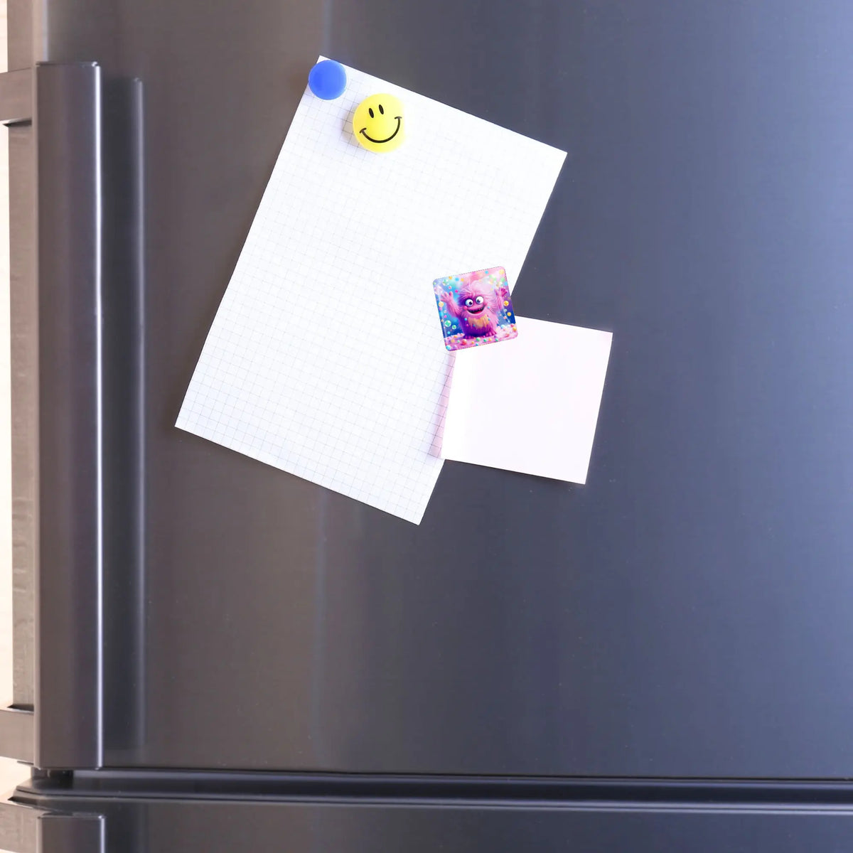 Eckbert Cover Minder aus Glas als magnetischer Halter für Diamond Painting Zubehör an einem schwarzen Kühlschrank