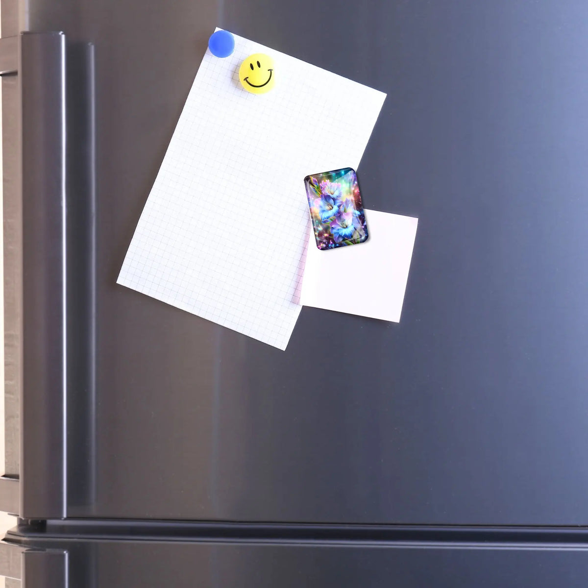 Magischer Glas Cover Minder mit Blumenmotiv als praktisches Zubehör für Diamond Painting auf einem Kühlschrank gehalten.
