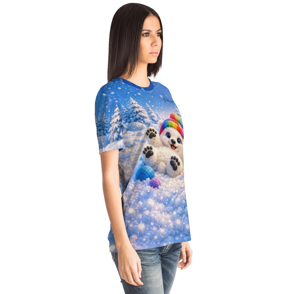 Frau trägt ein T-Shirt mit Diamond Painting Motiv: Ein niedlicher Eisbär im bunten Winter-Look im Schnee.