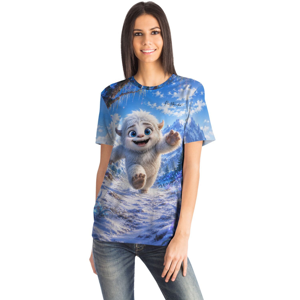 Frau trägt blaues T-Shirt mit flauschigem Yeti-Motiv aus Diamond Painting Kollektion im winterlichen Berg-Design
