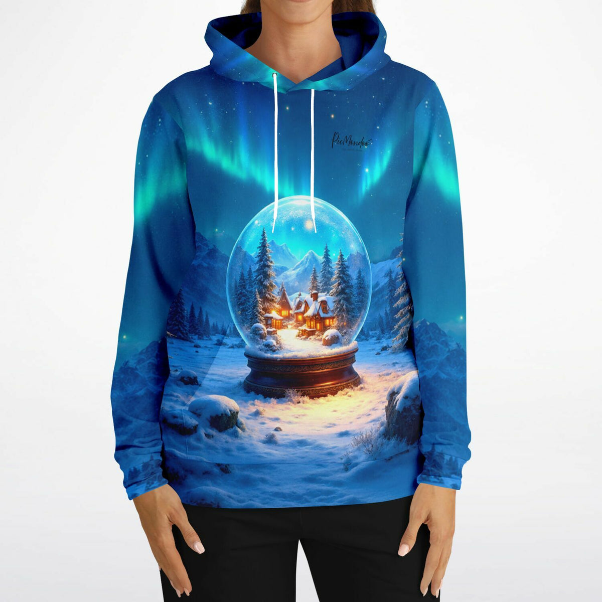 Dreamer Hoodie mit winterlichem Schneekugel-Motiv, Nordlichtern und verschneiter Waldlandschaft im pacmondoo.comsign