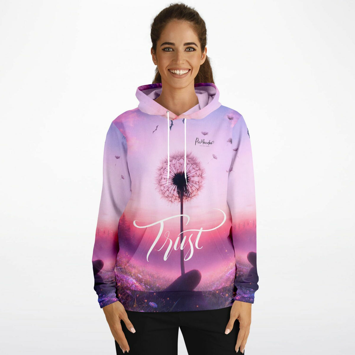 Frau trägt Dreamer Hoodie in Pastellfarben mit Pusteblumen-Motiv und Trust-Schriftzug im pacmondoo.comsign