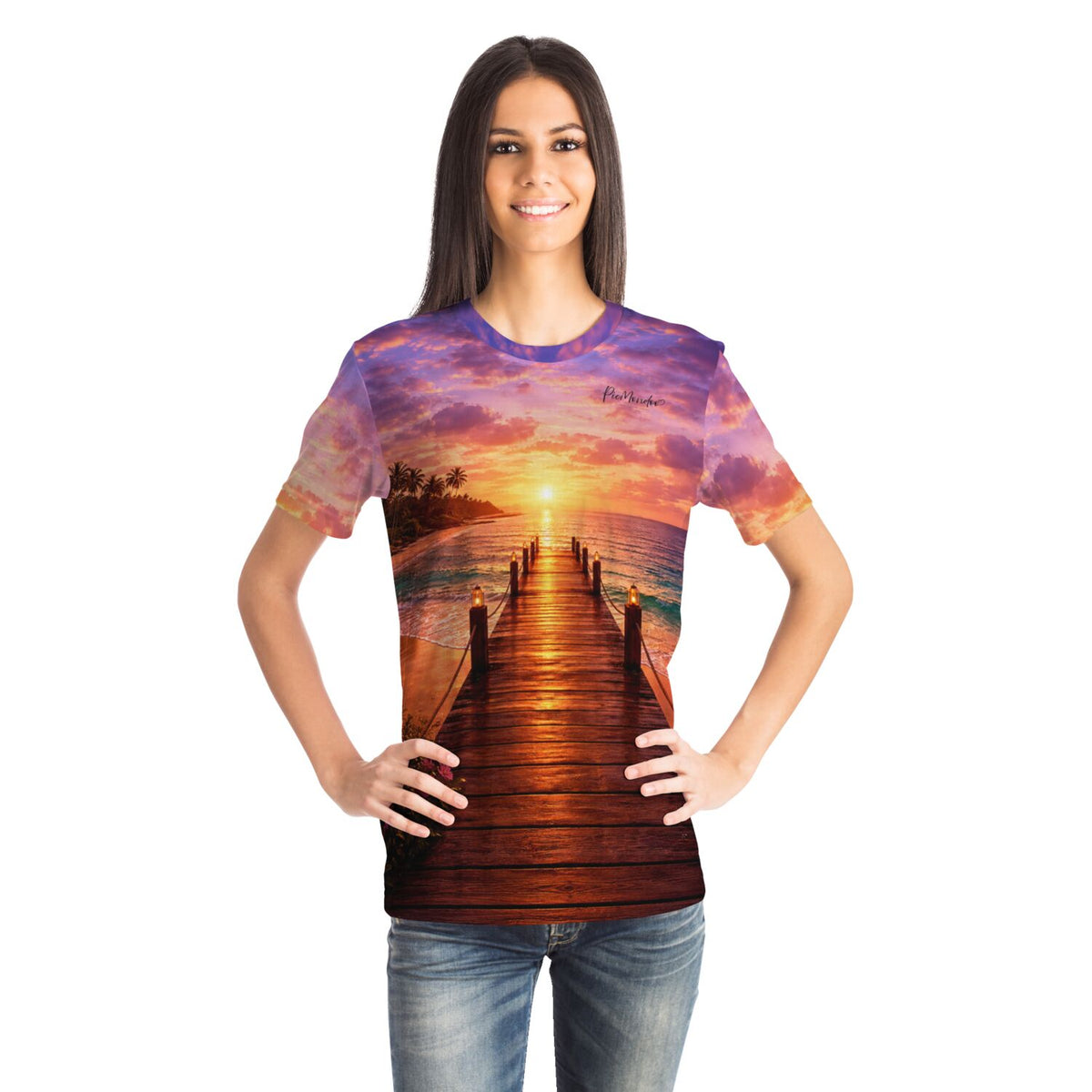 Frau trägt Dreamer T-Shirt mit traumhaftem Steg am Meer Motiv, passend zu Diamond Painting und Malen nach Zahlen Stil.