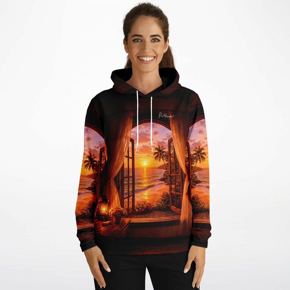 Frau trägt Dreamer Hoodie Goldene Stille mit Strand-Sonnenuntergang Design, inspiriert von Diamond Painting Motiven.