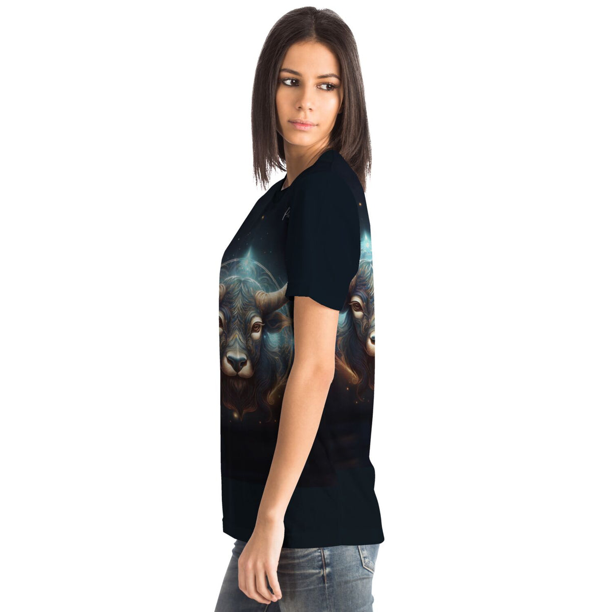 Schwarzes T-Shirt mit mystischem Stier Sternzeichen Motiv im künstlerischen Design für Fans von kreativen Lifestyle-Artikeln