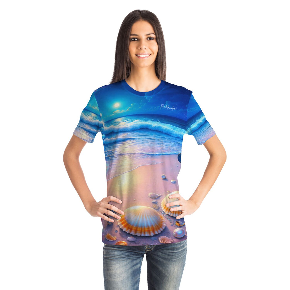 Frau trägt blaues T-Shirt mit Diamond Painting Motiv Strand im Nachtglanz und Muscheln für Fans von DIY-Kunst