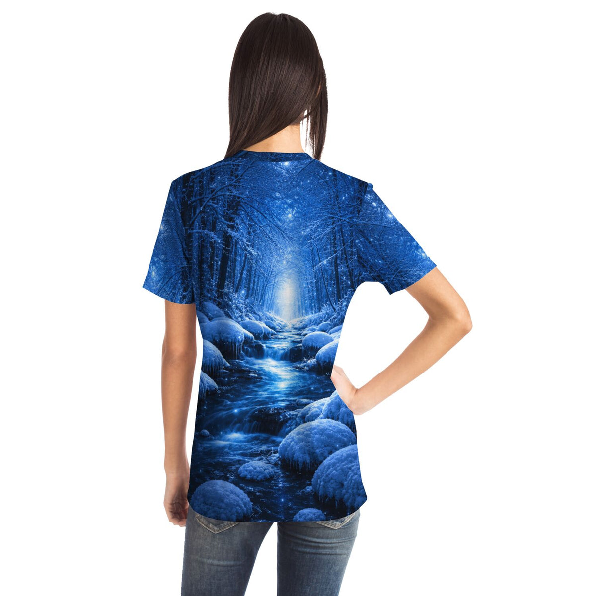 T-Shirt mit blauem Winterwald-Motiv, das sich ideal als Vorlage für Diamond Painting oder Malen nach Zahlen eignet