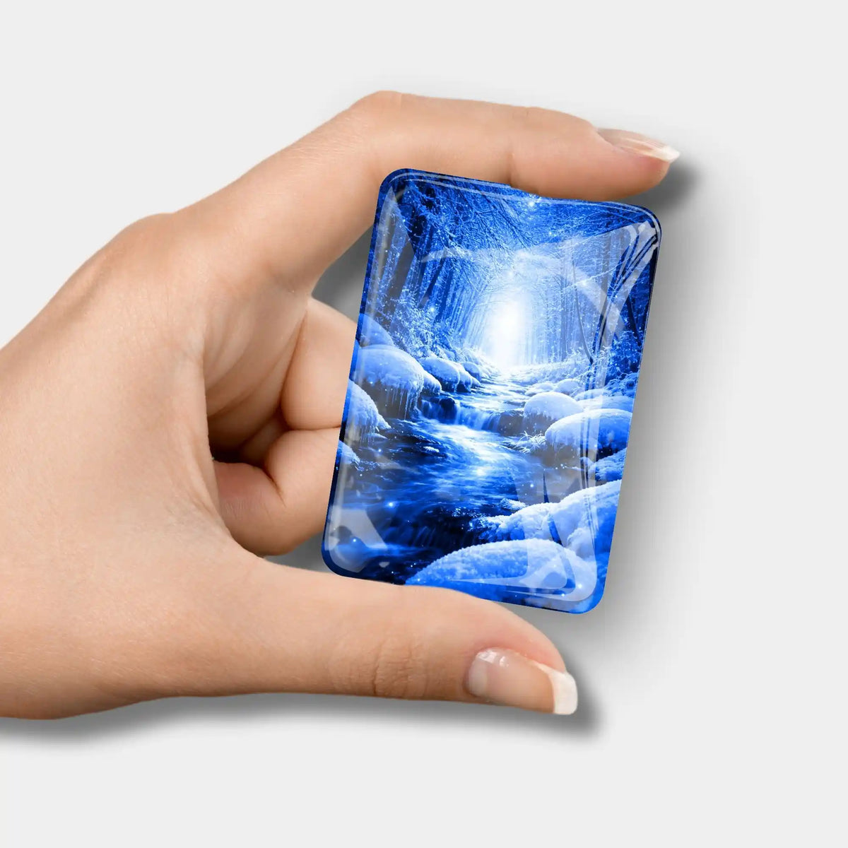 Diamond Painting Cover Minder aus Glas mit blauem Winterlandschaft-Motiv Der Weg durch die Stille