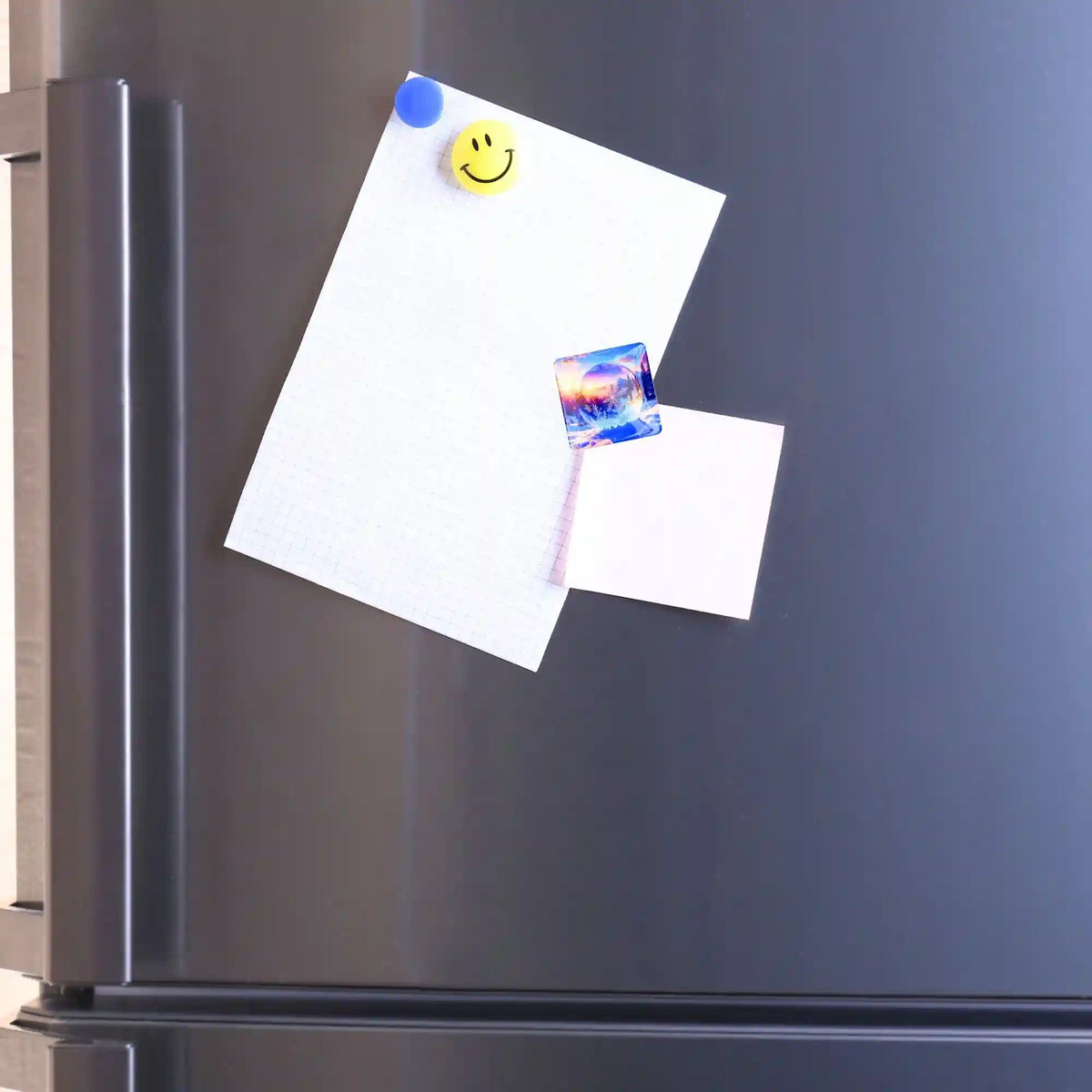 Magischer Diamond Painting Cover Minder Kristallwelt im Einsatz zur Befestigung von Notizzetteln an einem Kühlschrank.