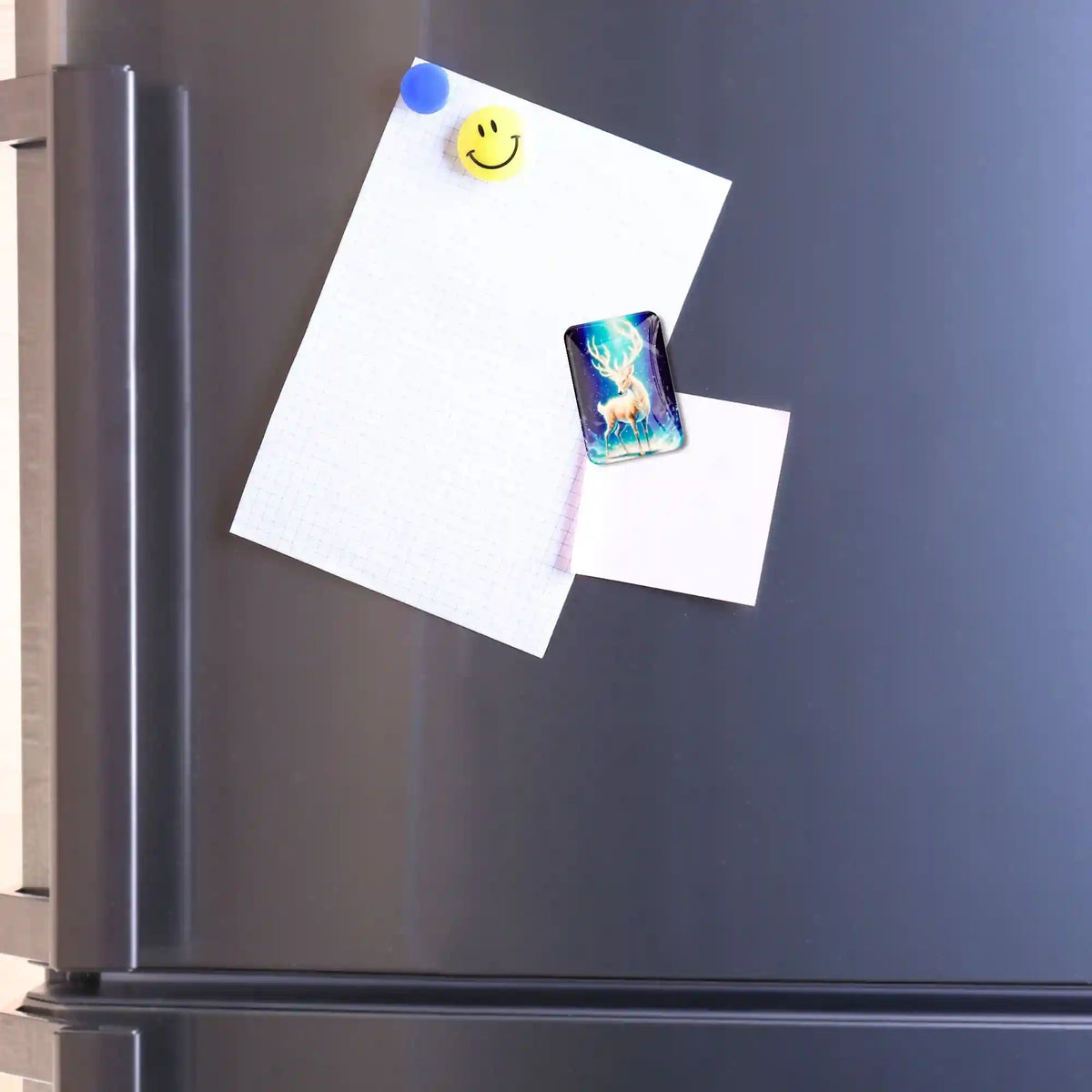 Magischer Cover Minder mit Hirsch-Motiv als praktisches Zubehör für Diamond Painting auf einem Kühlschrank