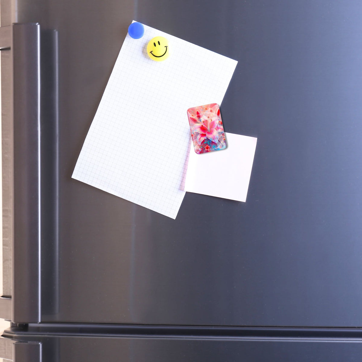 Glas Cover Minder mit Lilien-Motiv in Rosé als praktisches Zubehör für Diamond Painting auf einem magnetischen Kühlschrank