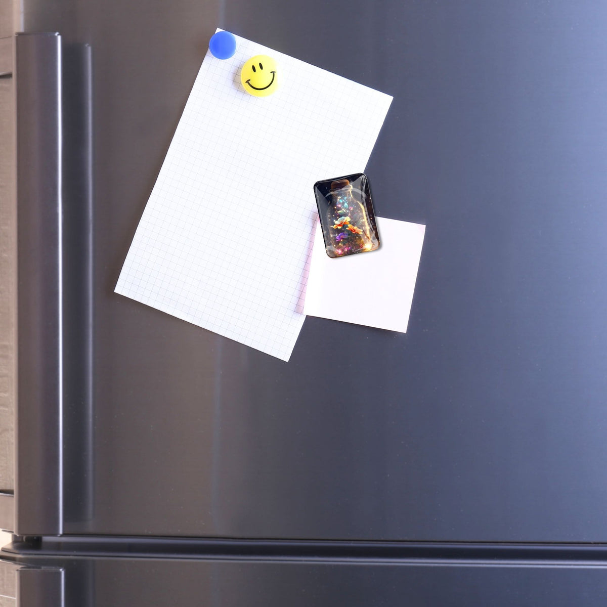 Gläserner Cover Minder mit Blütenmotiv als praktisches Zubehör für Diamond Painting auf einem Kühlschrank magnetisiert.