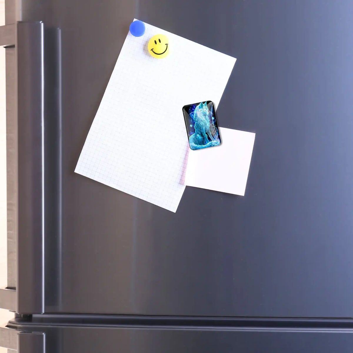 Magischer Cover Minder mit Wolf-Motiv aus Glas als praktisches Zubehör für Diamond Painting auf einem Kühlschrank