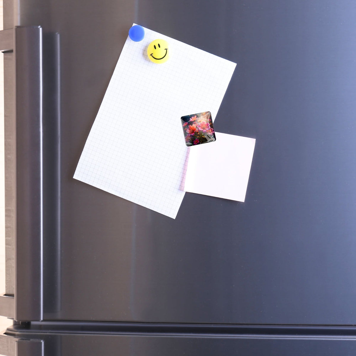 Flower Sparkle Coverminder als dekorativer Diamanten Painting Magnet zum Fixieren der Schutzfolie auf dem Board.