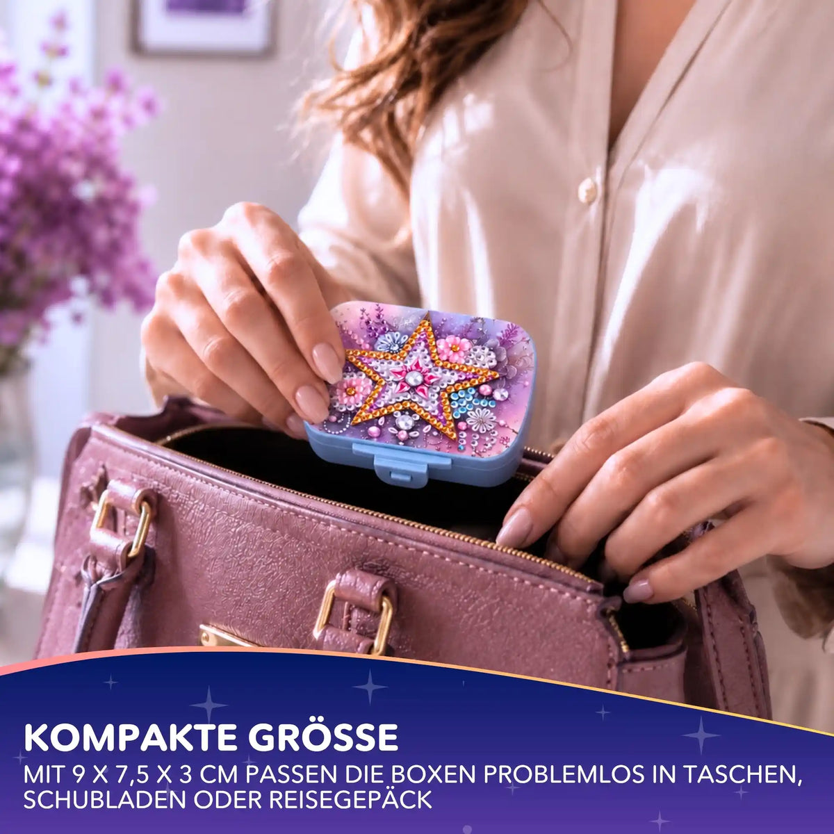 Kompakte Diamond Painting Pillenbox mit funkelndem Stern-Motiv wird in eine Handtasche gesteckt.