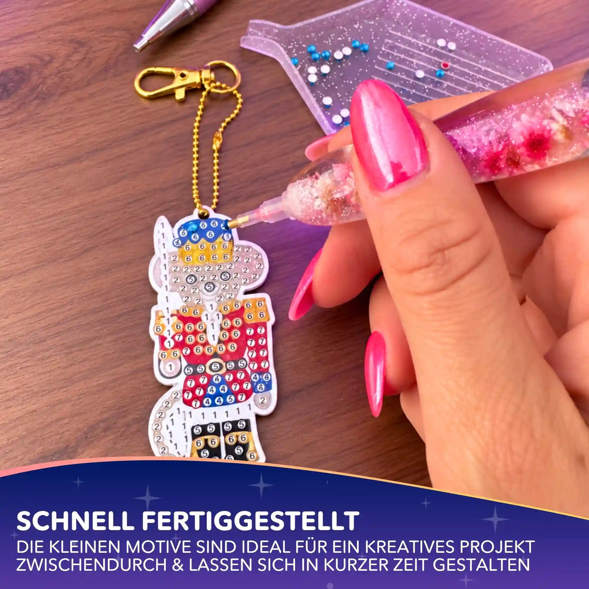 Diamond Painting Schlüsselanhänger Nussknacker wird mit bunten Glitzersteinen und Bastelstift verziert.