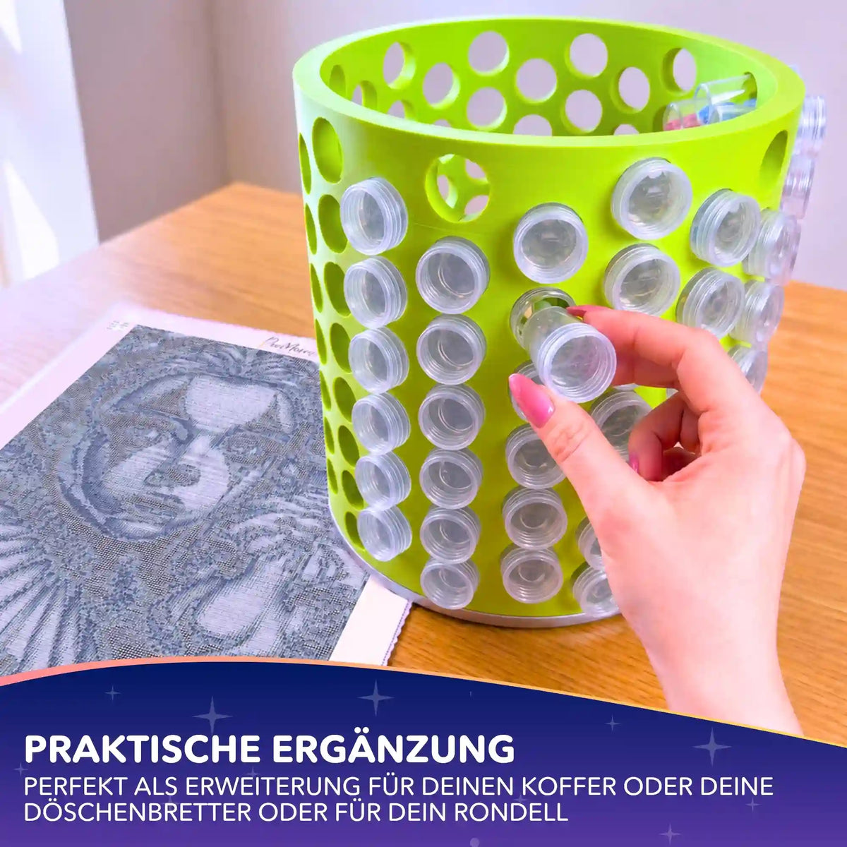 Transparente Diamond Painting Aufbewahrungsdosen für Steinchen, eingesetzt im grünen Rondell.