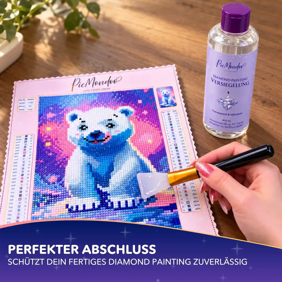Picmondoo Diamond Painting Versiegelung wird mit Pinsel auf fertiges Eisbär-Motiv aus Glitzersteinen aufgetragen.