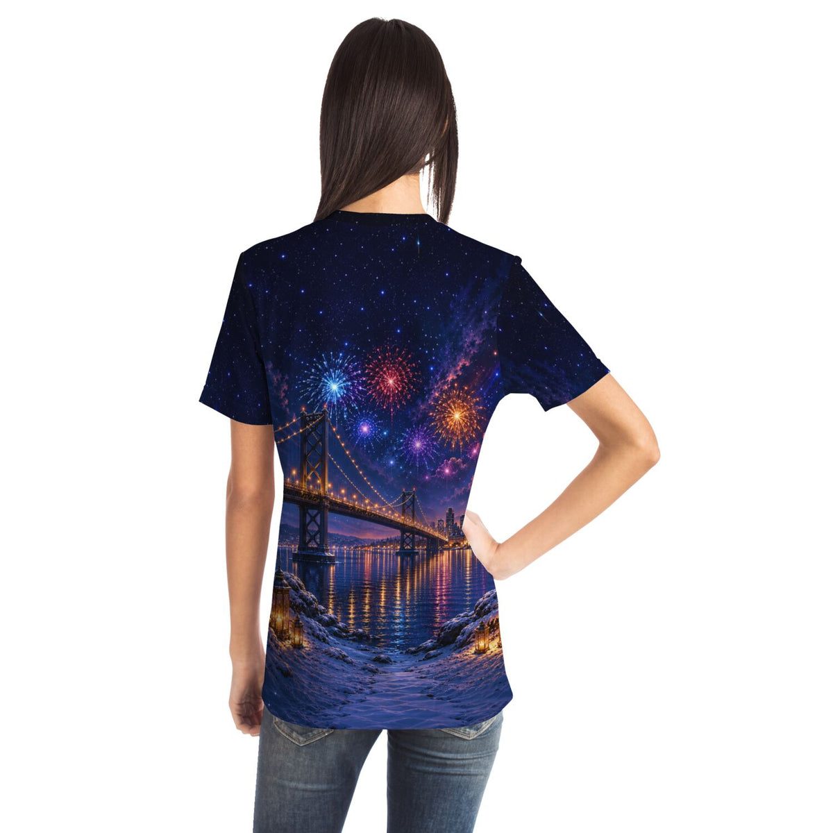 Dreamer T-Shirt mit Brücken-Motiv, nächtlichem Feuerwerk und Sternenhimmel im Stil von Diamond Painting Designs.