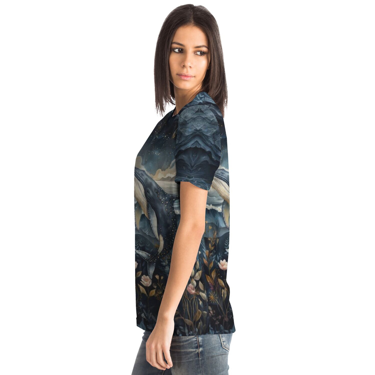 Frau trägt Dreamer T-Shirt mit künstlerischem Wal-Motiv Meeresträume von Susen Pfifferling
