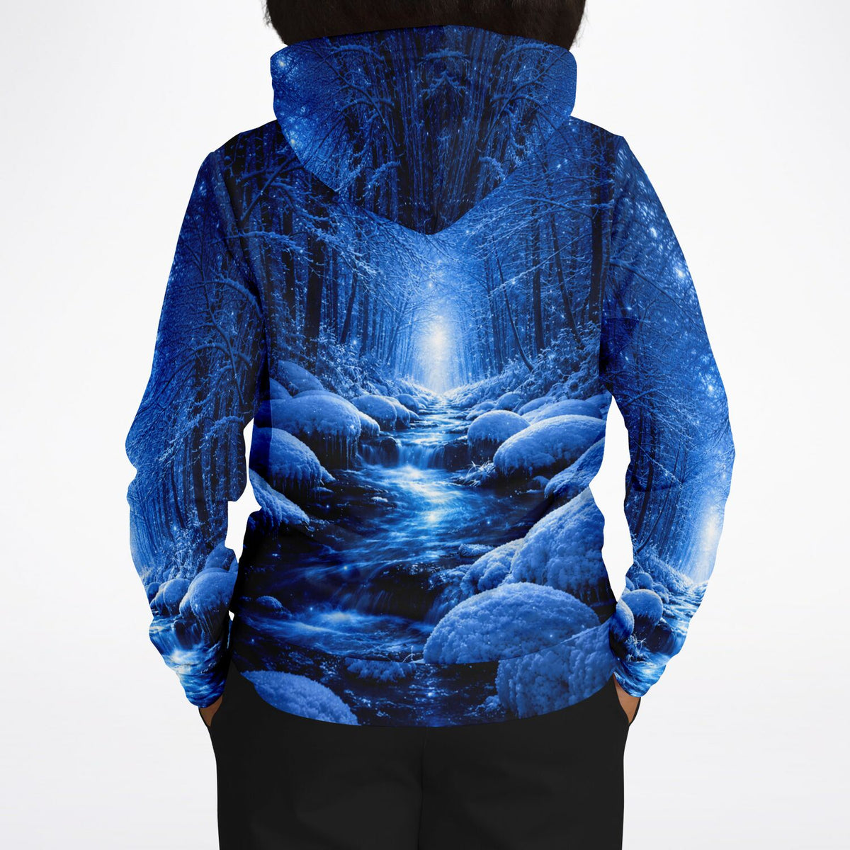 Dreamer Hoodie mit blauem Winterwald-Motiv, Bachlauf und verschneiten Bäumen im All-Over-Print Design für Kunst-Fans
