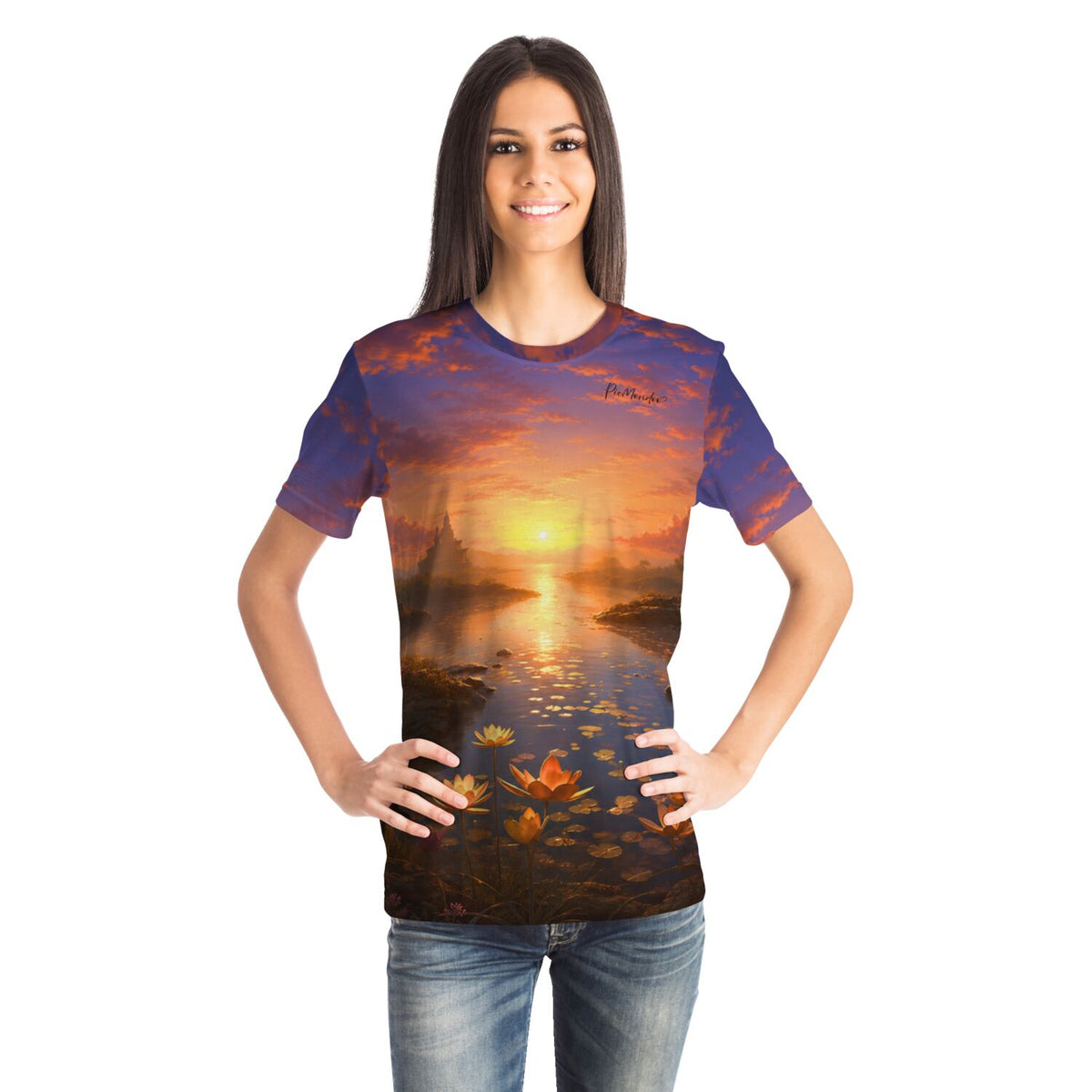 Frau trägt ein T-Shirt mit Diamond Painting Motiv: Sonnenuntergang über einem See mit Seerosen im pacmondoo.comsign