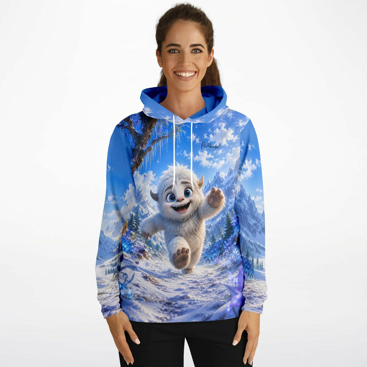 Frau trägt Dreamer Hoodie mit süßem Yeti-Motiv in einer Berglandschaft, passend zum kreativen Picmondoo-Lifestyle
