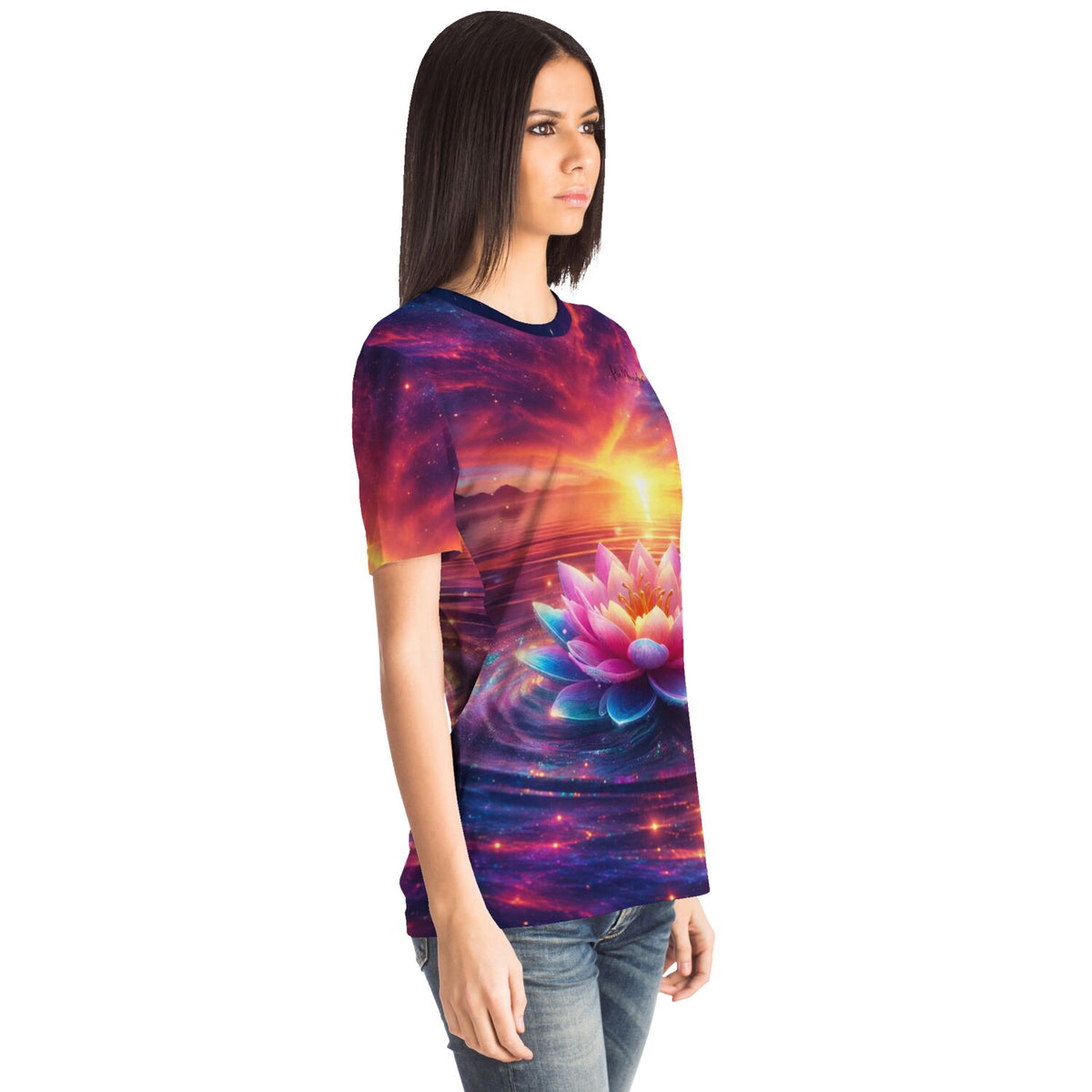 Frau trägt Dreamer T-Shirt mit leuchtender Lotosblüte im Galaxie-Design, passend zu Diamond Painting und Malen nach Zahlen