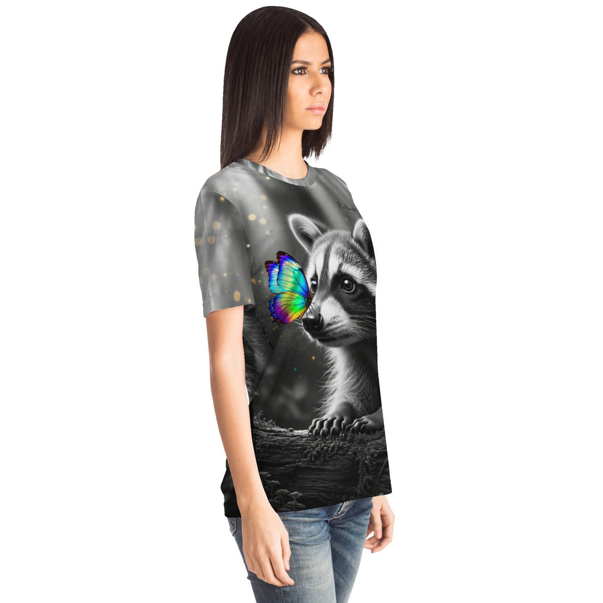 Frau trägt Dreamer T-Shirt mit Waschbär-Motiv, das stilistisch an ein Diamond Painting oder Malen nach Zahlen erinnert