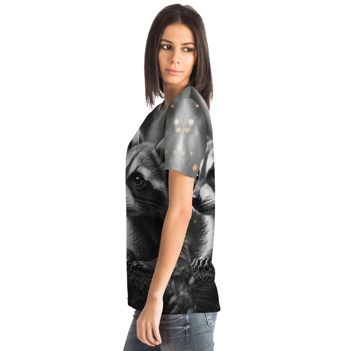 Frau trägt Dreamer T-Shirt mit Waschbär-Motiv, inspiriert von Diamond Painting und Malen nach Zahlen Stil