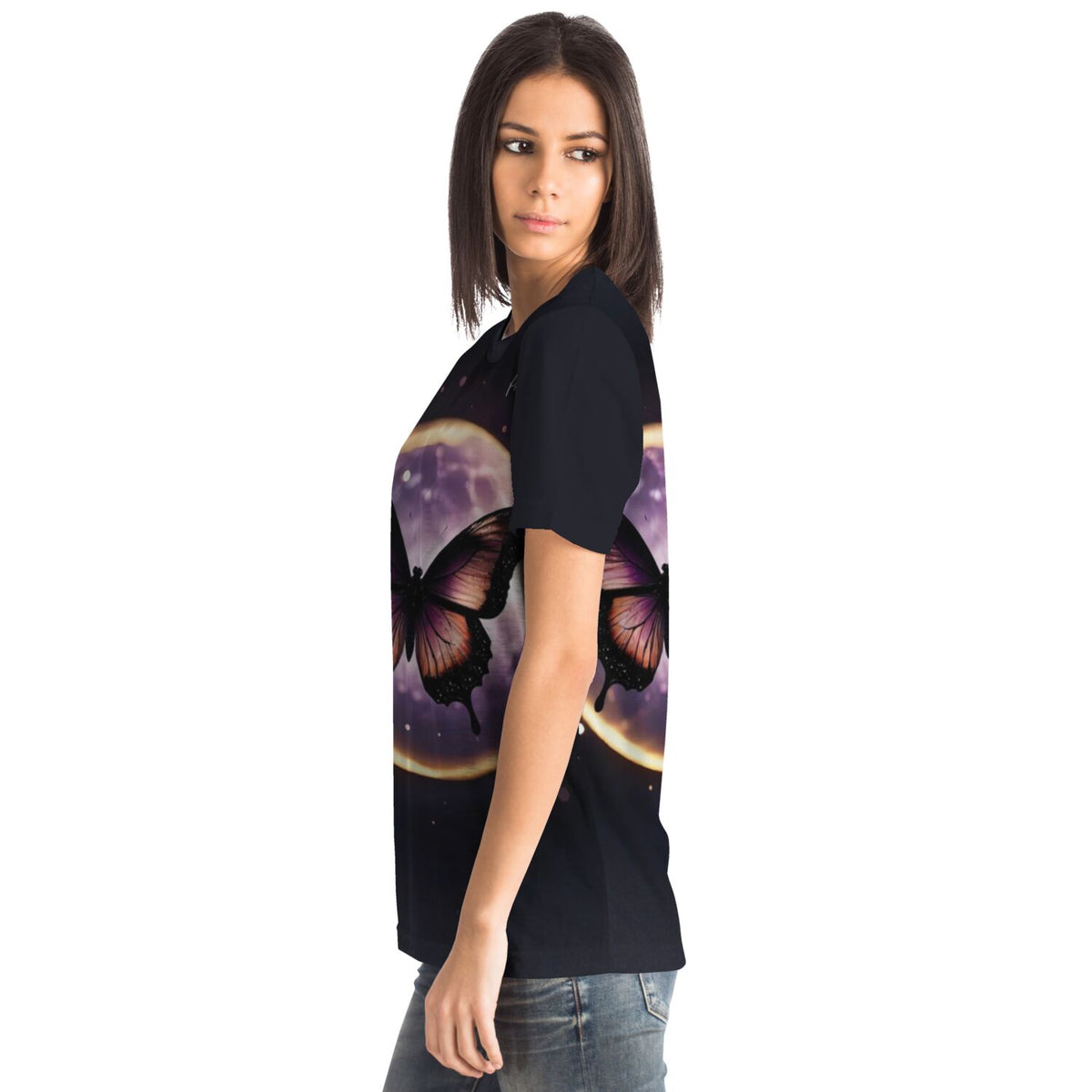 Frau trägt Dreamer T-Shirt mit lila Mond und Schmetterling-Motiv, inspiriert von Diamond Painting und Kunst-Designs.