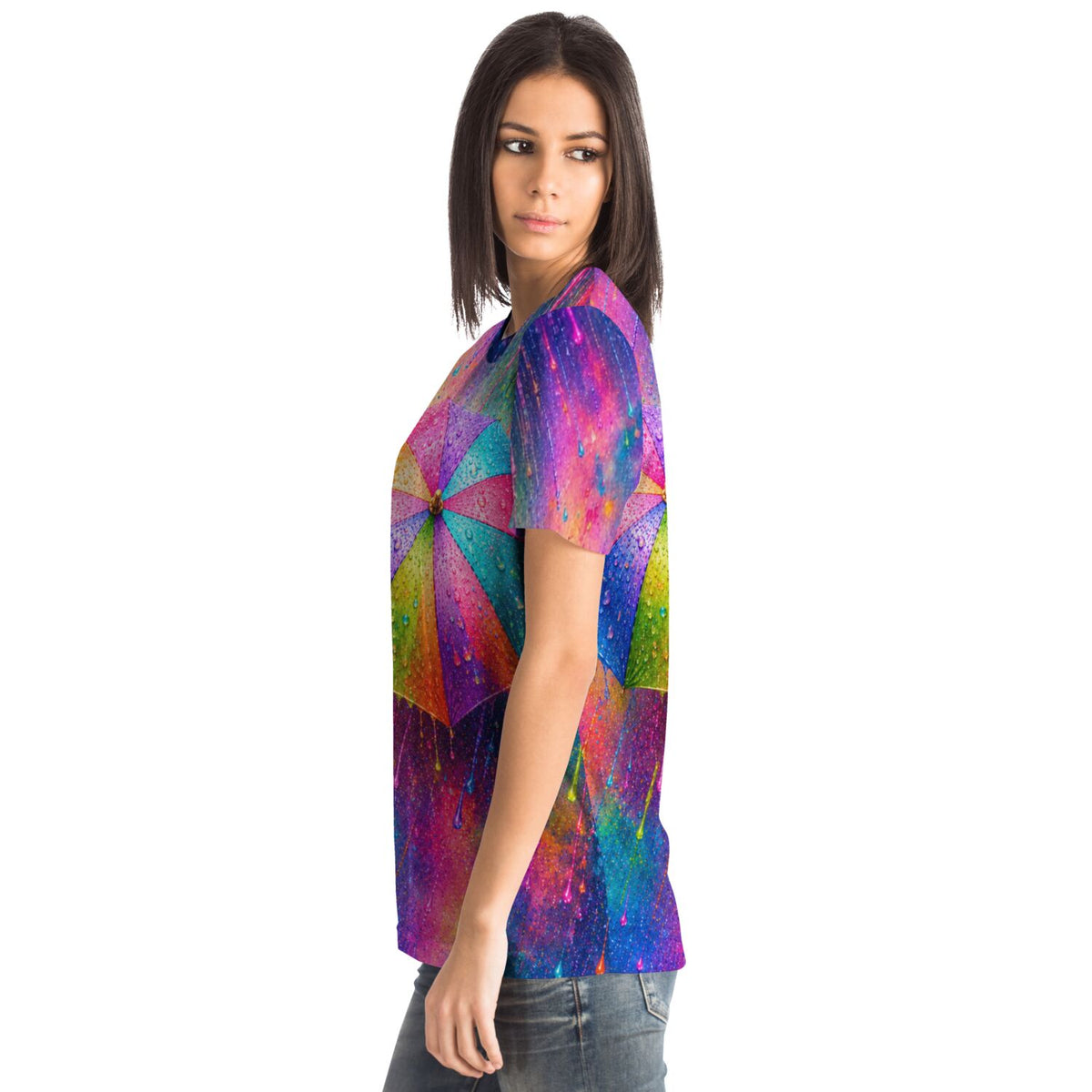 Frau trägt Dreamer T-Shirt mit buntem Regenschirm-Motiv in leuchtenden Farben, ähnlich beliebter Diamond Painting Designs.