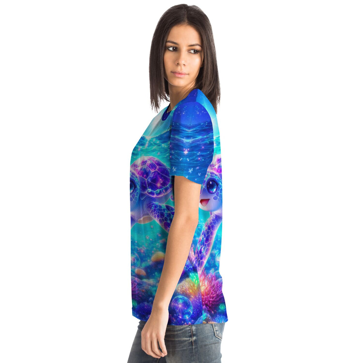 Frau trägt blaues Dreamer T-Shirt mit Sternenschildi Motiv im Stil von Diamond Painting und Malen nach Zahlen Designs
