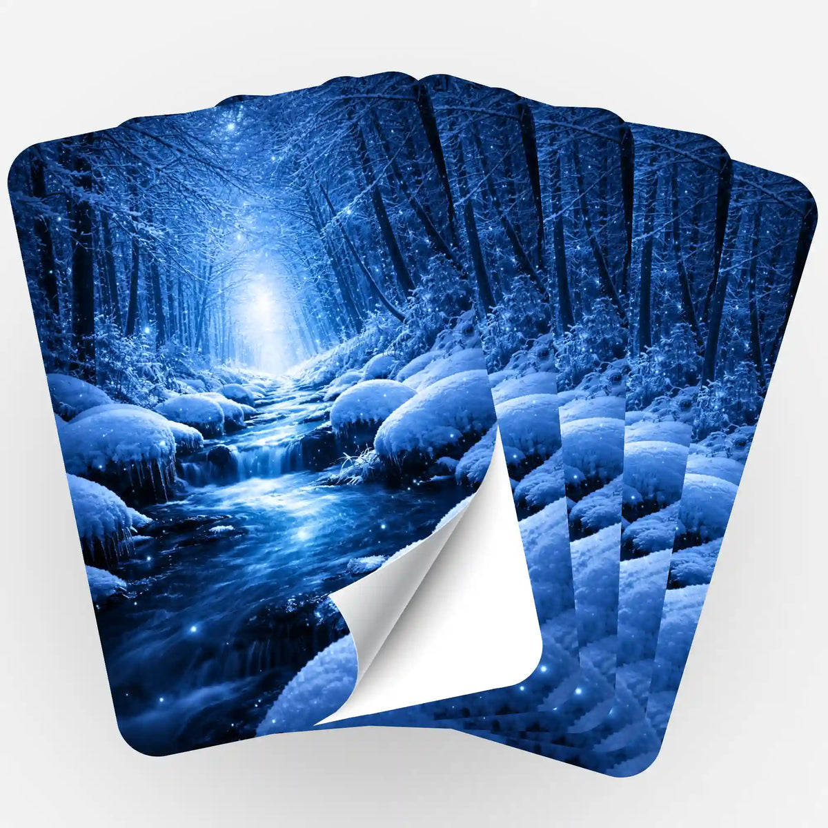 5er-Set Aufkleber für Diamond Painting mit Winterwald-Motiv Der Weg durch die Stille und blauem, verschneitem Flusslauf.