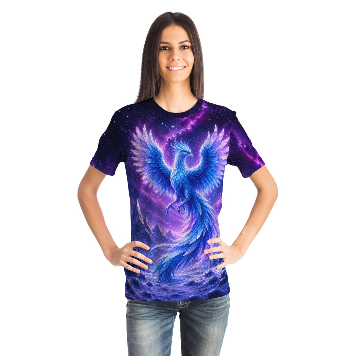 Frau trägt Dreamer T-Shirt mit leuchtendem Winterphönix Motiv in kosmischem Design, inspiriert durch Diamond Painting Kunst.