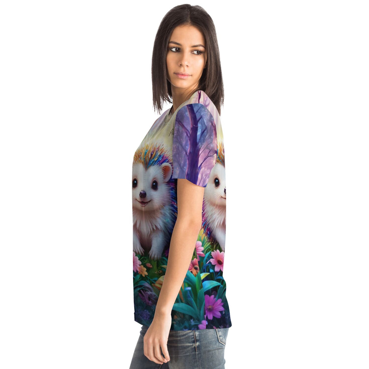 Frau trägt Dreamer T-Shirt mit buntem Igel-Motiv im Stil von Diamond Painting und Malen nach Zahlen Designs