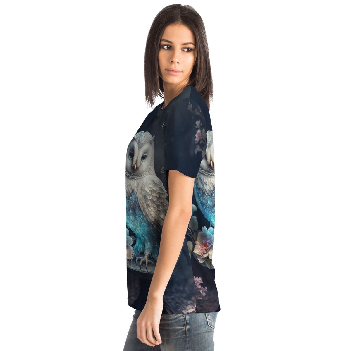 Frau trägt T-Shirt mit mystischem Eulen-Motiv im Stil von Diamond Painting und Malen nach Zahlen für Erwachsene