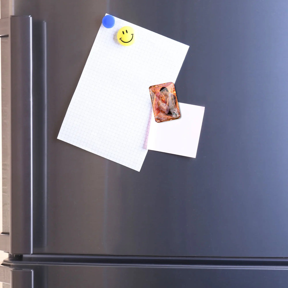 Glas Cover Minder für Diamond Painting mit romantischem Liebesmotiv an einem Kühlschrank als praktischer Magnet-Halter.