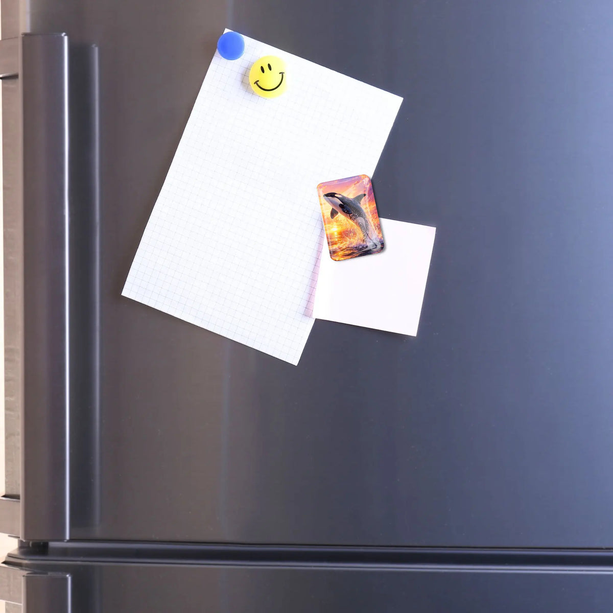 Glas Coverminder mit Orka-Motiv für Diamond Painting, der als starker Magnet Notizzettel an einem Kühlschrank befestigt.