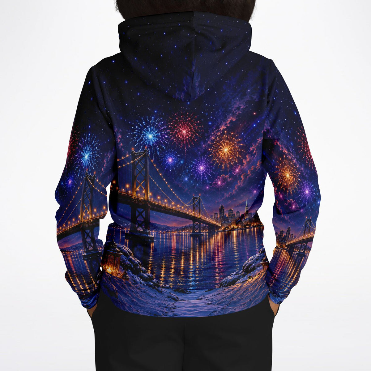 {
  "alt_text": "Dreamer Hoodie mit Ganzkörperdruck: nächtliche Brücke, buntes Feuerwerk und Sternenhimmel im Stil unserer Ku