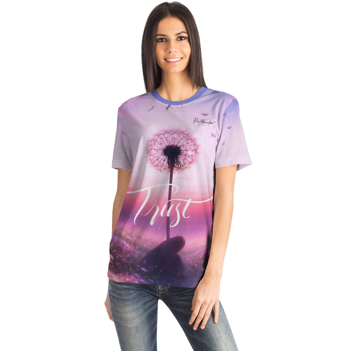 Frau trägt Dreamer T-Shirt mit Pusteblumen-Motiv und Trust-Schriftzug im pacmondoo.comsign