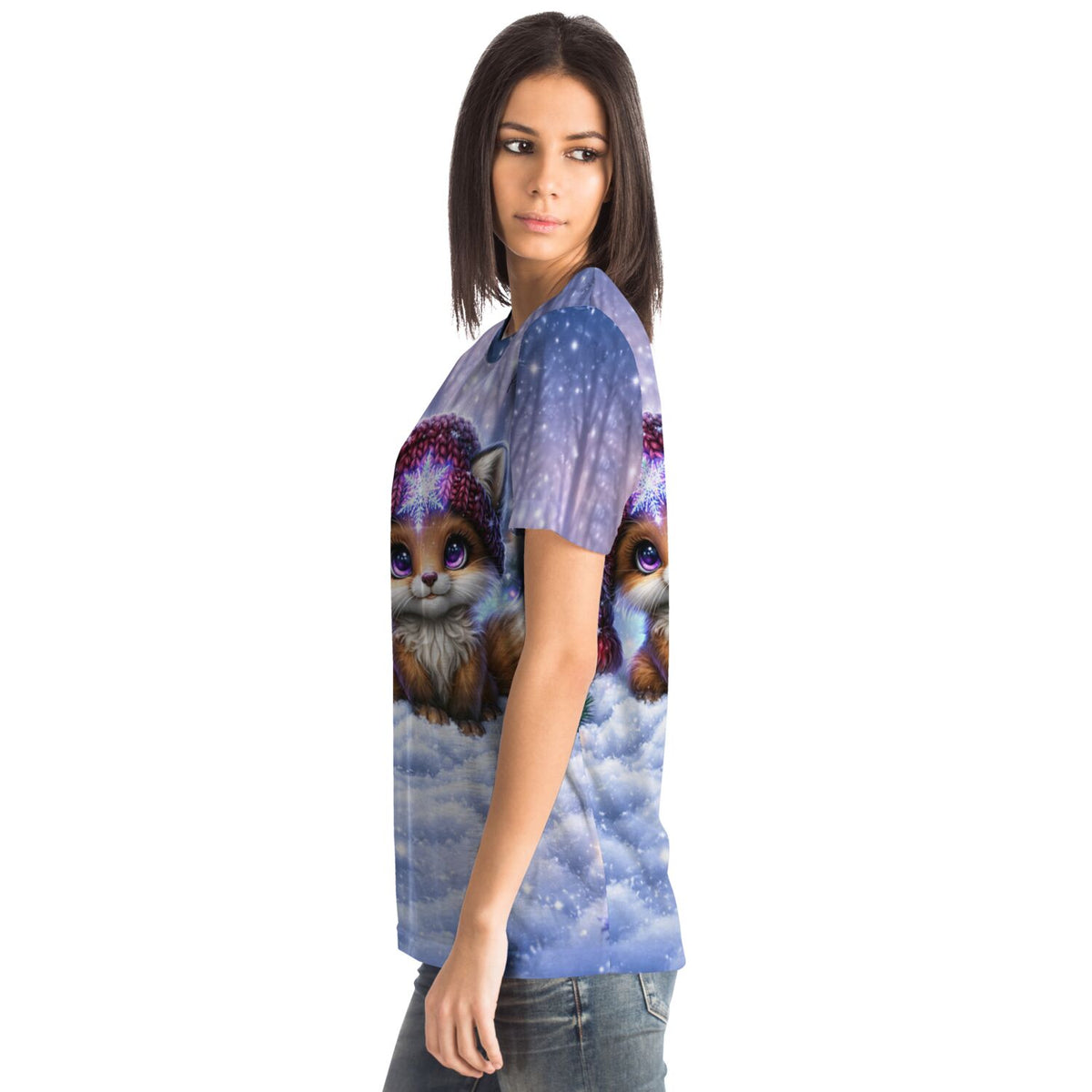 Frau trägt blaues T-Shirt mit süßem Winterfuchs Motiv, inspiriert durch Diamond Painting und Malen nach Zahlen Kunst
