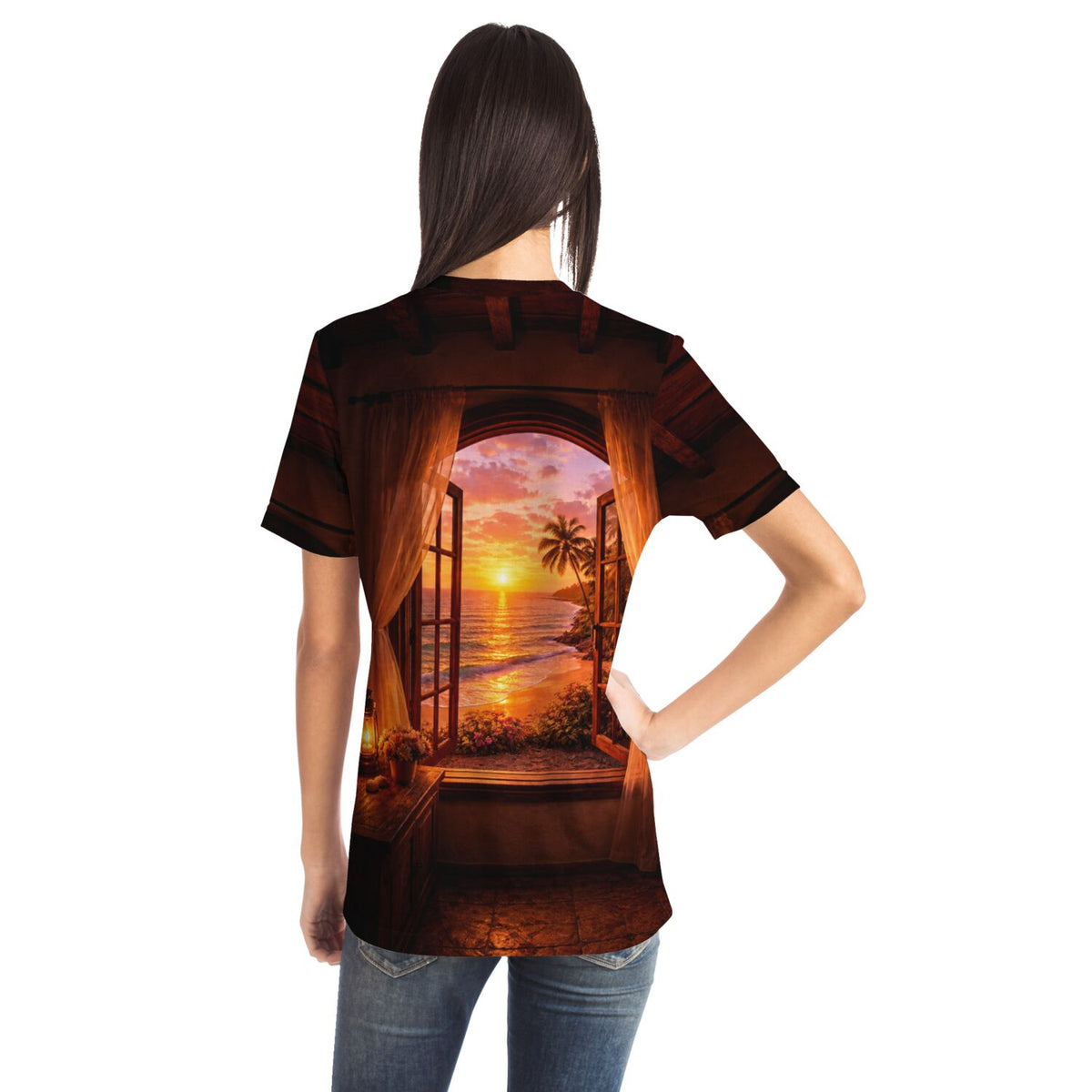 Frau trägt Dreamer T-Shirt mit Diamond Painting Motiv: Tropischer Sonnenuntergang am Strand aus einem Fensterblick.