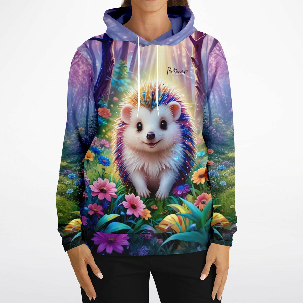 Dreamer Hoodie von Picmondoo mit buntem Igel-Motiv „Stups“ in märchenhafter Blumenwiese als Fanartikel für Kreative.