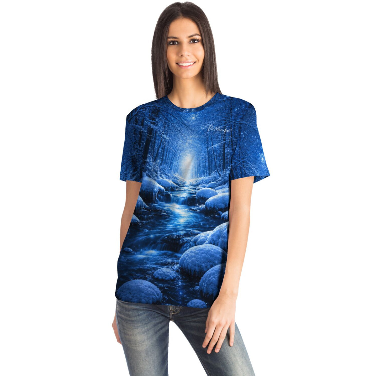 Frau trägt ein blaues Dreamer T-Shirt mit winterlicher Wald- und Bachlandschaft im Stil von Diamond Painting Motiven