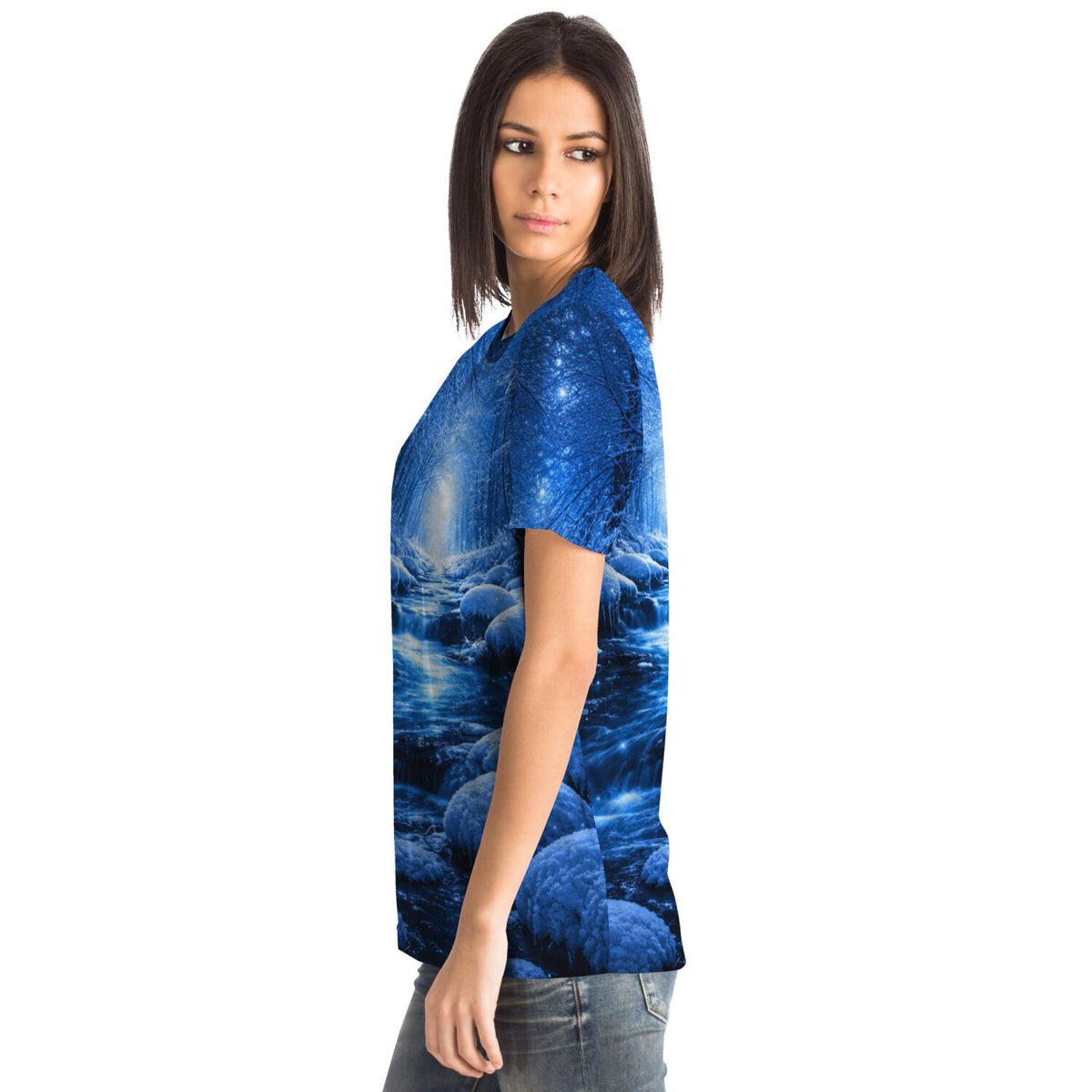 Frau trägt blaues T-Shirt mit mystischem Winterwald-Motiv, ideal für Fans von Malen nach Zahlen und Diamond Painting